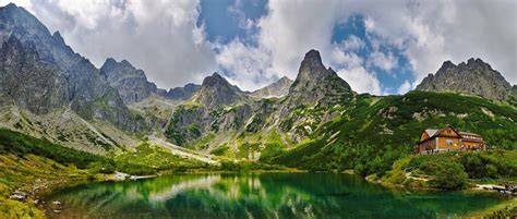 Zelené pleso s vysokohorskou chatou