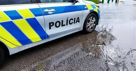 Poškodená krajnica cesty medzi Novákmi