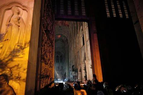 Interiér Notre-Dame po požiari